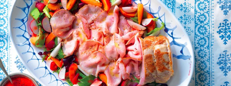 Recipe Pork carpaccio, mixed salad and fruit with raspberry vinegar