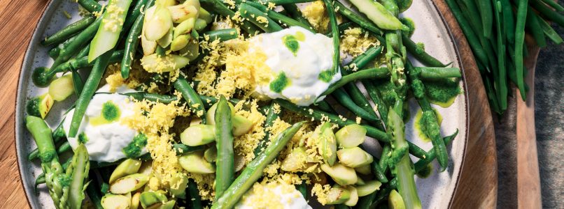 Recipe Salad with asparagus and green beans, tarragon sauce and egg mimosa