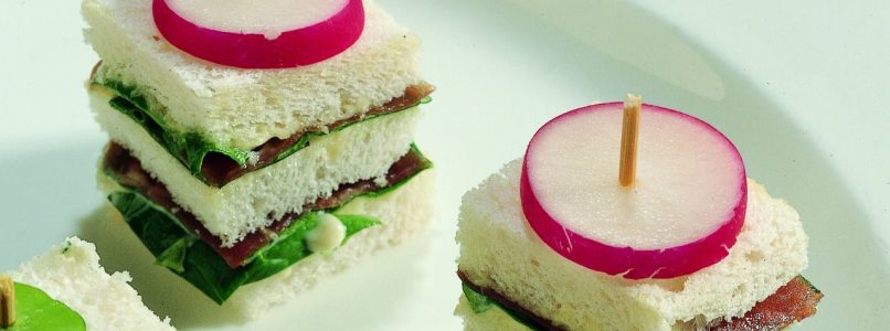 Recipe for sandwiches with raw ham, lettuce and mayonnaise