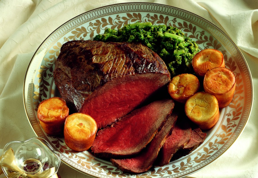 Roast beef recipe with broccoli and small pudding