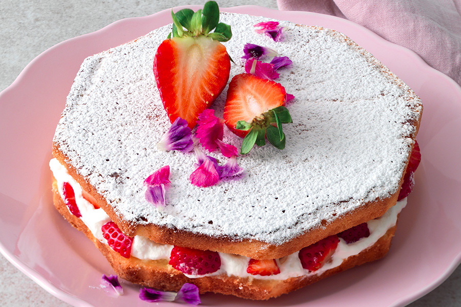 Romantic Moscato cake recipe with cream and strawberries