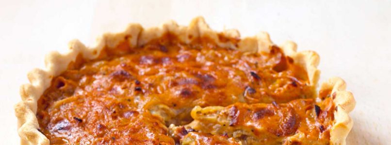 Rustic tart with caramelized onions and gorgonzola: an irresistible combination