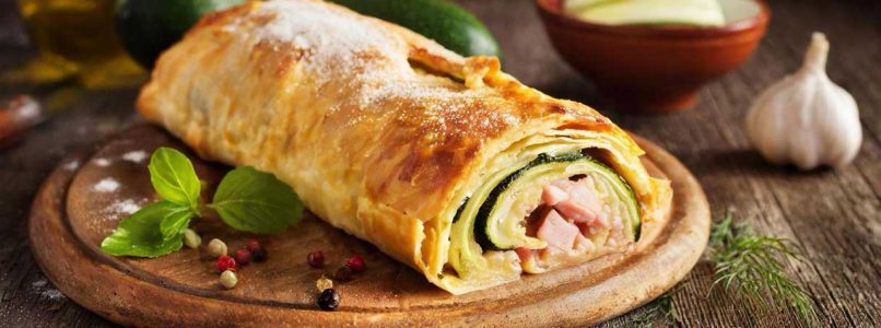 Savory strudel with courgettes, ham and cheese
