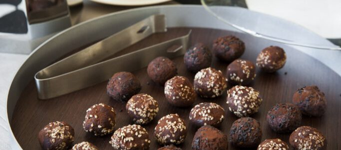 Sesame chocolate truffles