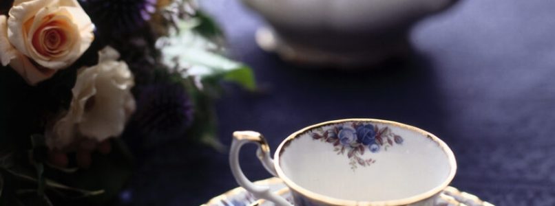 Sipping 5 o'clock tea. The ancient British ritual from the 19th century to today.