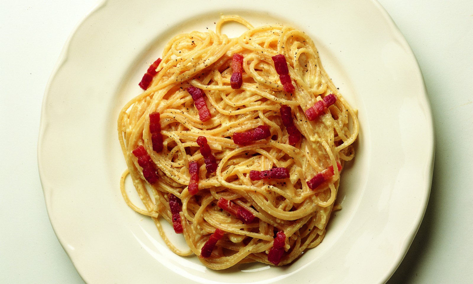 Spaghetti carbonara recipe with parmesan