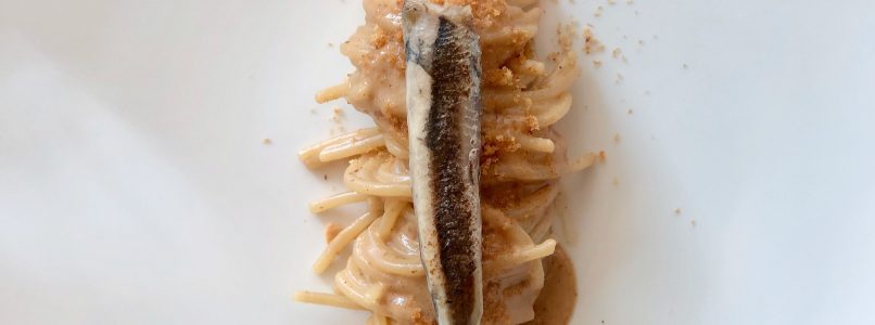 Spaghetti with anchovy sauce, hazelnuts and roasted anchovies