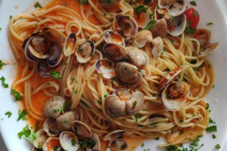 Spaghetti with clams with or without tomato: the differences