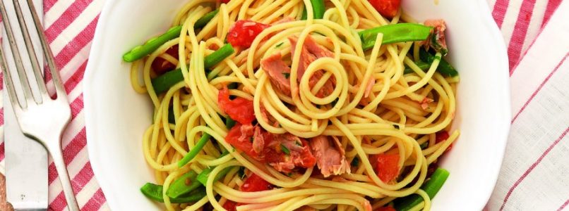 Spaghetti with green beans, tomato and tuna recipe