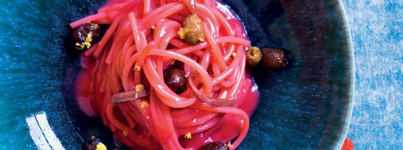 Spaghetti with red fruits and anchovies recipe