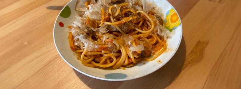 Spaghetti with red pesto, olives and katsuobushi: a Mediterranean feast