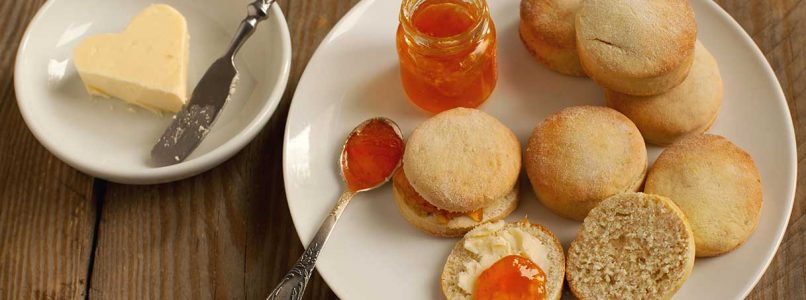 Sugar-free wholemeal scones with orange marmalade