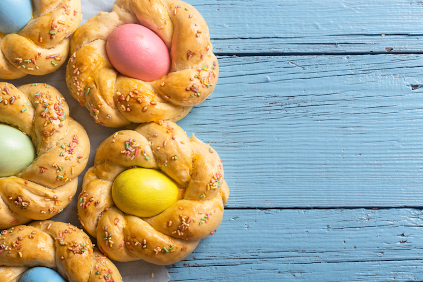 Sweet Easter bread (with boiled eggs): how to prepare it