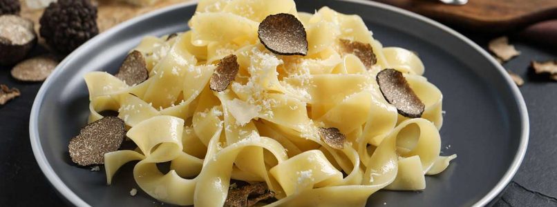Tagliatelle recipe with black truffle and extra virgin olive oil