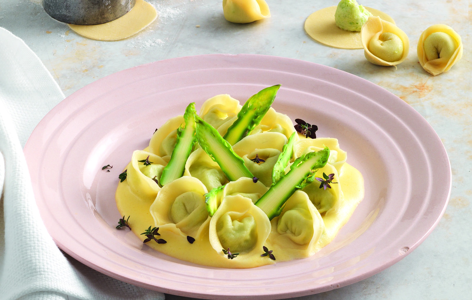 Cappelletti with asparagus with fondue
