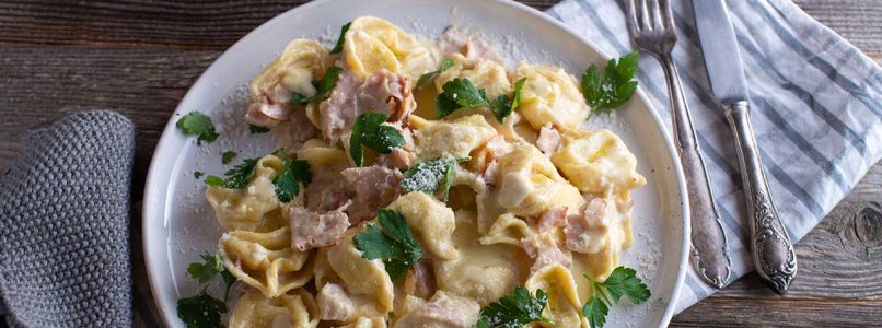 Tortellini with cream and ham, a hymn to good taste