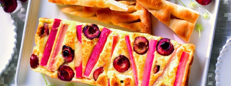 Tortilla recipe with rhubarb and cherries