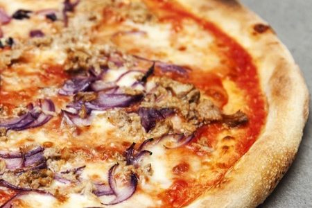 Tuna and onion pizza: the best recipe