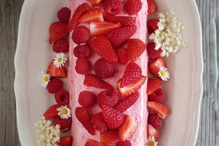 Very easy strawberry ice cream cake without ice cream maker