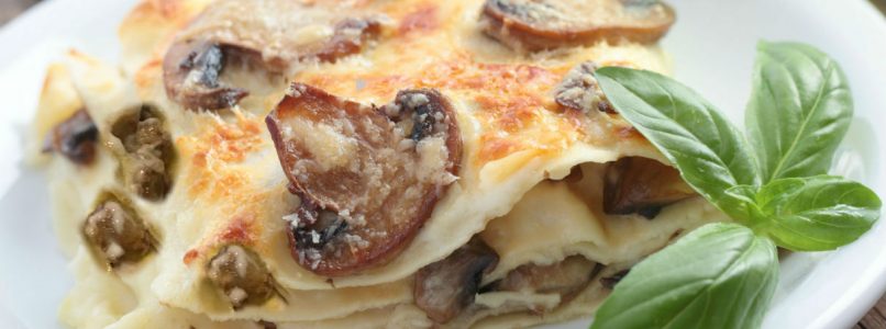 White lasagna with mushrooms, sausage and provola