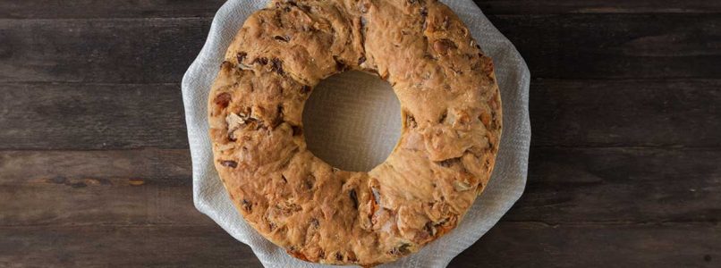 a tasty and vegetarian version of the classic Easter bread