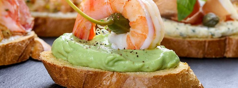 crostini with avocado cream and shrimp in pink sauce